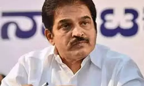 കാവിക്കൊടിയേന്തിയ ഭാരതാംബ; ഭരണഘടനാ ചട്ടങ്ങള്‍ക്കുള്ളില്‍നിന്ന് പ്രവര്‍ത്തിക്കാന്‍ ഗവര്‍ണര്‍ക്ക് നിര്‍ദ്ദേശം നല്‍കണം- കെ സി വേണുഗോപാല്‍ എംപി