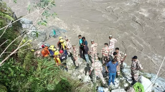 ഉത്തരാഖണ്ഡിലെ ബസ് അപകടം; എങ്ങുമെത്താതെ കാണാതായവര്‍ക്കു വേണ്ടിയുള്ള തിരച്ചില്‍