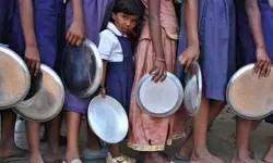 ദലിത് സ്ത്രീയെ പാചകക്കാരിയാക്കി; ഭൂരിപക്ഷം കുട്ടികളും സ്കൂള് വിട്ടു ദലിത് സ്ത്രീയെ പാചകക്കാരിയാക്കി; ഭൂരിപക്ഷം കുട്ടികളും സ്കൂള് വിട്ടു