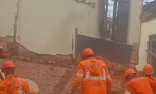 ഇരുനില കെട്ടിടം തകര്‍ന്നുവീണു; മൂന്ന് ഇതരസംസ്ഥാന തൊഴിലാളികള്‍ കുടുങ്ങി