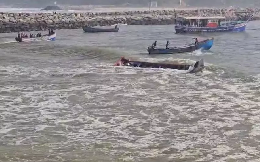 മുതലപ്പൊഴിയില്‍ വള്ളം മറിഞ്ഞ് അപകടം