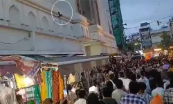 ജഗന്നാഥ് യാത്രയ്ക്കിടെ ശാഹി മസ്ജിദിന് നേരെ ചെരുപ്പെറിഞ്ഞു (വീഡിയോ)