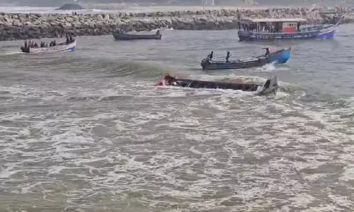 മുതലപ്പൊഴിയില്‍ വള്ളം മറിഞ്ഞ് അപകടം