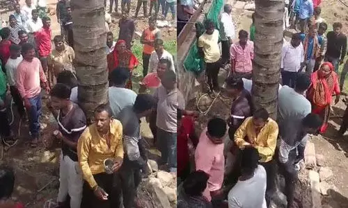 ശ്രീരാമസേന പ്രവര്ത്തകരെ തെങ്ങില് കെട്ടിയിട്ട് മര്ദ്ദിച്ചു ശ്രീരാമസേന പ്രവര്ത്തകരെ തെങ്ങില് കെട്ടിയിട്ട് മര്ദ്ദിച്ചു