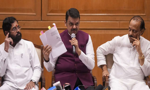 ഹിന്ദി നിര്‍ബന്ധമാക്കില്ല, ത്രിഭാഷാ നയത്തില്‍നിന്നു പിന്മാറി മഹാരാഷ്ട്ര സര്‍ക്കാര്‍