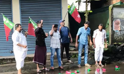 പരപ്പനങ്ങാടി ബീച്ച് റോഡില്‍ വെള്ളക്കെട്ട്; കടലാസ് തോണിയിറക്കി പ്രതിഷേധം