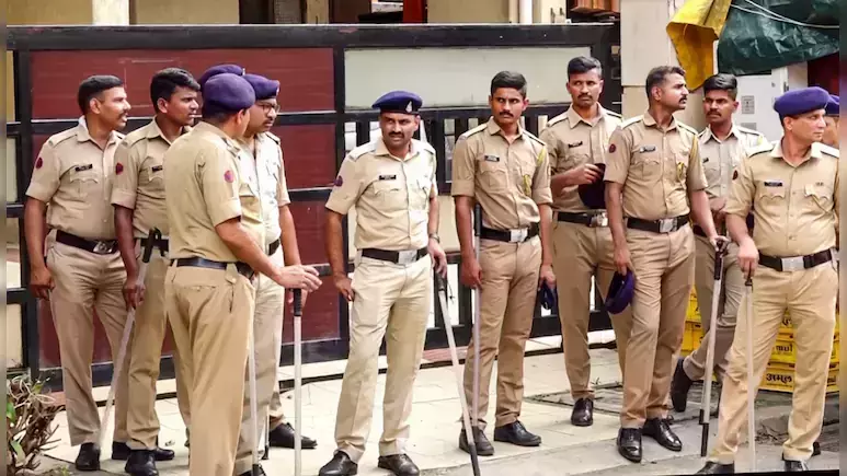 മാതാവ് ട്യൂഷന് പോവാന് നിര്ബന്ധിച്ചു; 14 കാരന് കെട്ടിടത്തിന് മുകളില് നിന്ന് ചാടി മരിച്ചു മാതാവ് ട്യൂഷന് പോവാന് നിര്ബന്ധിച്ചു; 14 കാരന് കെട്ടിടത്തിന് മുകളില് നിന്ന് ചാടി മരിച്ചു