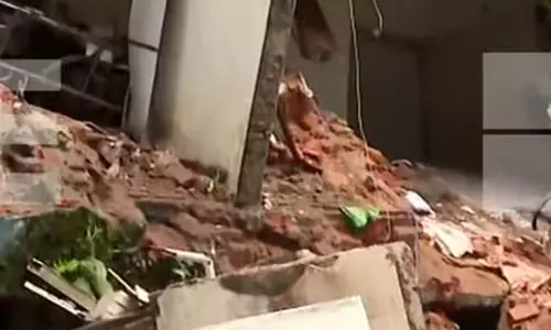 കോട്ടയം മെഡിക്കല്‍ കോളജിലെ പഴയ  വാര്‍ഡിന്റെ ഭിത്തി തകര്‍ന്നു