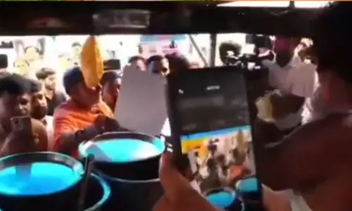 കന്‍വാര്‍ യാത്ര; ക്യൂആര്‍ കോഡ് സ്‌കാന്‍ ചെയ്ത് മതം പരിശോധിച്ച് വിഎച്ച്പി (VIDEO)