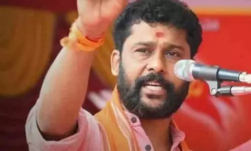 പശുകശാപ്പ് ആരോപണത്തില് വര്ഗീയ പ്രസംഗം: വിഎച്ച്പി നേതാവിനെതിരേ കേസ് പശുകശാപ്പ് ആരോപണത്തില് വര്ഗീയ പ്രസംഗം: വിഎച്ച്പി നേതാവിനെതിരേ കേസ്