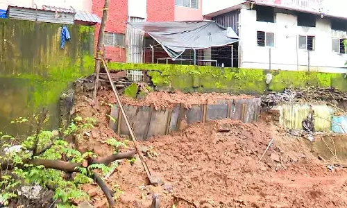 കോഴിക്കോട് കോട്ടപ്പറമ്പ് ആശുപത്രി കെട്ടിടം അപകട ഭീഷണിയിൽ