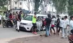 മുസ്ലിം കുടുംബത്തെ ആക്രമിച്ച് കന്വാര് യാത്ര തീര്ത്ഥാടകര്, കാര് തകര്ത്തു (വീഡിയോ) മുസ്ലിം കുടുംബത്തെ ആക്രമിച്ച് കന്വാര് യാത്ര തീര്ത്ഥാടകര്, കാര് തകര്ത്തു (വീഡിയോ)