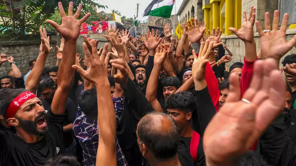 മുഹര്‍റം ഘോഷയാത്ര; ഇറാന്റെ പരമോന്നത നേതാവിനെ അപമാനിച്ച് പോലിസ്, വിവിധയിടങ്ങളില്‍ സംഘര്‍ഷം