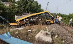 തമിഴ്നാട്ടില്‍ സ്‌കൂള്‍ ബസില്‍ ട്രെയിനിടിച്ച് 3 കുട്ടികള്‍ മരിച്ചു