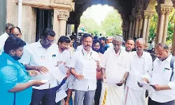 ക്ഷേത്രാചാരത്തിനിടെ ദലിതര്ക്ക് വിഭൂതി നിഷേധിച്ചതായി പരാതി ക്ഷേത്രാചാരത്തിനിടെ ദലിതര്ക്ക് വിഭൂതി നിഷേധിച്ചതായി പരാതി