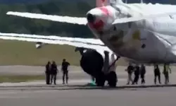 വിമാനത്തിന് അടുത്തെത്തിയ യുവാവിനെ എഞ്ചിന് വലിച്ചെടുത്തു; ദാരുണമരണം വിമാനത്തിന് അടുത്തെത്തിയ യുവാവിനെ എഞ്ചിന് വലിച്ചെടുത്തു; ദാരുണമരണം