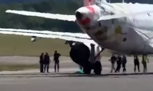 വിമാനത്തിന് അടുത്തെത്തിയ യുവാവിനെ എഞ്ചിന്‍ വലിച്ചെടുത്തു; ദാരുണമരണം