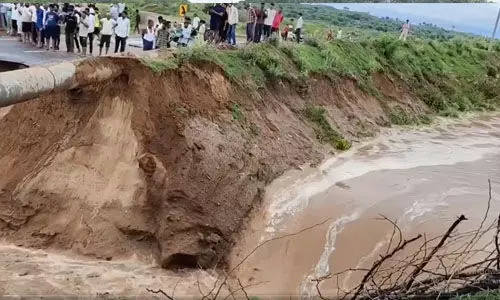പുതുതായി നിര്മിച്ച റോഡ് ഉദ്ഘാടനത്തിന് മുമ്പേ ഒലിച്ചുപോയി (വീഡിയോ) പുതുതായി നിര്മിച്ച റോഡ് ഉദ്ഘാടനത്തിന് മുമ്പേ ഒലിച്ചുപോയി (വീഡിയോ)