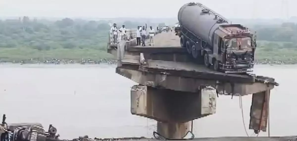 ഗുജറാത്തിൽ പാലം തകർന്നുവീണു; രണ്ടു മരണം