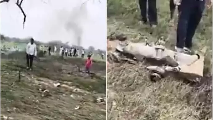 പരിശീലന പറക്കലിനിടെ യുദ്ധവിമാനം തകർന്നുവീണു; രണ്ടു മരണം പരിശീലന പറക്കലിനിടെ യുദ്ധവിമാനം തകർന്നുവീണു; രണ്ടു മരണം