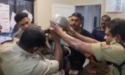 അലുമിനിയം പാത്രത്തില് തല കുടുങ്ങിയ രണ്ടരവയസുകാരനെ രക്ഷിച്ചു അലുമിനിയം പാത്രത്തില് തല കുടുങ്ങിയ രണ്ടരവയസുകാരനെ രക്ഷിച്ചു