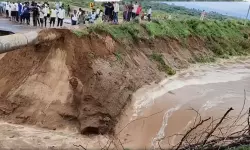 പുതുതായി നിര്മിച്ച റോഡ് ഉദ്ഘാടനത്തിന് മുമ്പേ ഒലിച്ചുപോയി (വീഡിയോ) പുതുതായി നിര്മിച്ച റോഡ് ഉദ്ഘാടനത്തിന് മുമ്പേ ഒലിച്ചുപോയി (വീഡിയോ)