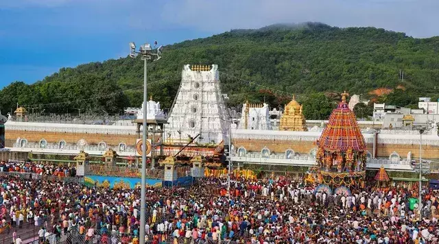 പള്ളിയിലെ പ്രാർഥനകളിൽ പങ്കെടുത്തു; തിരുപ്പതി ക്ഷേത്രത്തിലെ ഉദ്യോഗസ്ഥന് സസ്പെൻഷൻ പള്ളിയിലെ പ്രാർഥനകളിൽ പങ്കെടുത്തു; തിരുപ്പതി ക്ഷേത്രത്തിലെ ഉദ്യോഗസ്ഥന് സസ്പെൻഷൻ