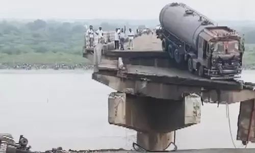 ഗുജറാത്തിൽ പാലം തകർന്നുവീണു; രണ്ടു മരണം