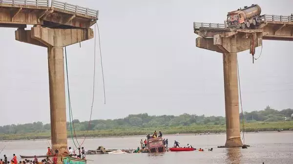 ഗുജറാത്തിലെ ഗംഭീര പാലം തകര്ന്നുവീണ അപകടം; മരിച്ചവരുടെ എണ്ണം 13ആയി ഗുജറാത്തിലെ ഗംഭീര പാലം തകര്ന്നുവീണ അപകടം; മരിച്ചവരുടെ എണ്ണം 13ആയി