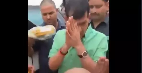 ദിവസം മൂന്നു മണിക്കൂര് പോലും വൈദ്യുതിയില്ലെന്ന് ജനങ്ങള്: ജയ് ശ്രീറാം, ജയ് ബജ്റങ് ബലി എന്ന് മറുപടി നല്കി യുപി വൈദ്യുതി മന്ത്രി (VIDEO) ദിവസം മൂന്നു മണിക്കൂര് പോലും വൈദ്യുതിയില്ലെന്ന് ജനങ്ങള്: ജയ് ശ്രീറാം, ജയ് ബജ്റങ് ബലി എന്ന് മറുപടി നല്കി യുപി വൈദ്യുതി മന്ത്രി (VIDEO)