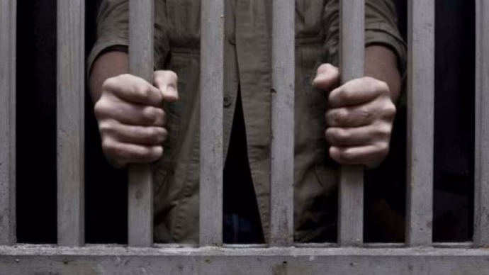 ജീവപര്യന്തം തടവുകാരനൊപ്പം ഒരുമിച്ച് ജീവിക്കണമെന്ന് യുവതി ; ഭാവി വരന് പരോള് അനുവദിച്ച് കോടതി ജീവപര്യന്തം തടവുകാരനൊപ്പം ഒരുമിച്ച് ജീവിക്കണമെന്ന് യുവതി ; ഭാവി വരന് പരോള് അനുവദിച്ച് കോടതി