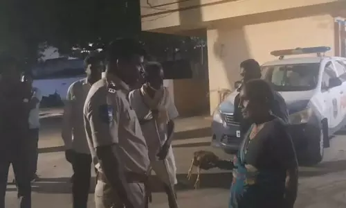 കോഴിയുടെ കാല്‍ തല്ലി ഒടിച്ച യുവാവിനെതിരേ പരാതി