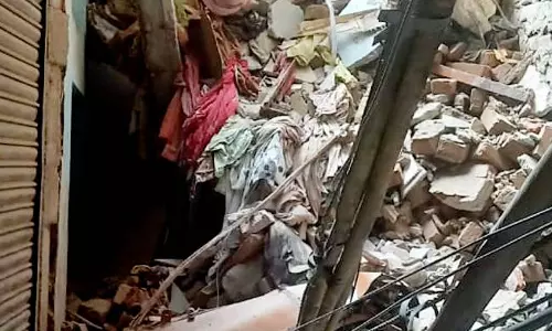 ഡല്ഹിയില് നാലുനില കെട്ടിടം തകര്ന്നുവീണു; നിരവധിപേര് കുടുങ്ങിക്കിടക്കുന്നു ഡല്ഹിയില് നാലുനില കെട്ടിടം തകര്ന്നുവീണു; നിരവധിപേര് കുടുങ്ങിക്കിടക്കുന്നു