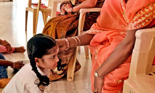 ആര്എസ്എസ് നിയന്ത്രണത്തിലുള്ള സ്കൂളുകളില് വിദ്യാര്ഥികളെക്കൊണ്ട് അധ്യാപകരുടെ കാല് കഴുകിച്ച സംഭവം; പ്രതിഷേധം ശക്തം ആര്എസ്എസ് നിയന്ത്രണത്തിലുള്ള സ്കൂളുകളില് വിദ്യാര്ഥികളെക്കൊണ്ട് അധ്യാപകരുടെ കാല് കഴുകിച്ച സംഭവം; പ്രതിഷേധം ശക്തം