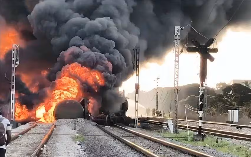 തമിഴ്നാട്ടിൽ ചരക്കുതീവണ്ടിക്ക് തീപിടിച്ചു