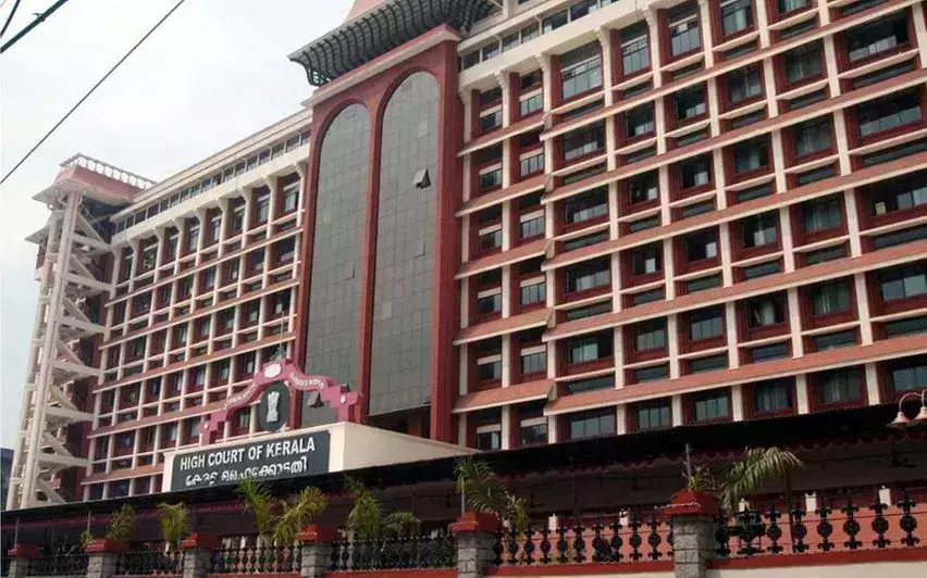 വയനാട് ഉരുള്പൊട്ടല് ദുരന്തം; സര്ക്കാരിന് കേന്ദ്രത്തിന്റെ ഔദാര്യം ആവശ്യമില്ലെന്ന് ഹൈക്കോടതി വയനാട് ഉരുള്പൊട്ടല് ദുരന്തം; സര്ക്കാരിന് കേന്ദ്രത്തിന്റെ ഔദാര്യം ആവശ്യമില്ലെന്ന് ഹൈക്കോടതി