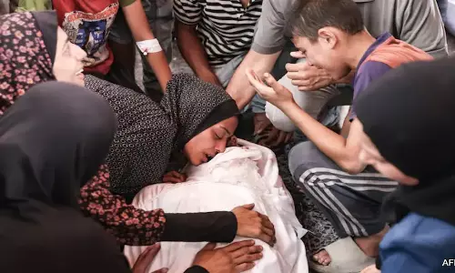 കുടിവെള്ളത്തിനായി വരി നിന്ന കുട്ടികളെ വെടിവച്ചിട്ട് ഇസ്രായേലിന്റെ ക്രൂരത