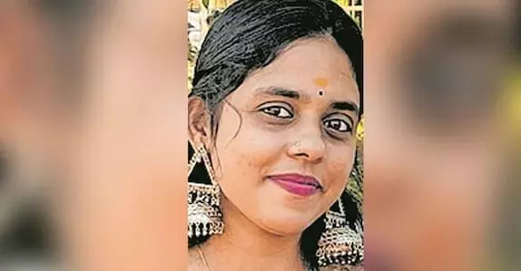 നവ വധുവിനെ സ്വന്തം വീട്ടിൽ തൂങ്ങിമരിച്ച നിലയിൽ കണ്ടെത്തി നവ വധുവിനെ സ്വന്തം വീട്ടിൽ തൂങ്ങിമരിച്ച നിലയിൽ കണ്ടെത്തി