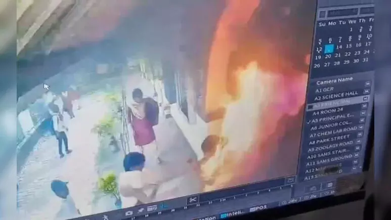 അധ്യാപകന്റെ പീഡനം; പ്രിന്സിപ്പലിന്റെ ഓഫിസിനുമുന്നില് തീകൊളുത്തി മരിച്ച് വിദ്യാര്ഥിനി അധ്യാപകന്റെ പീഡനം; പ്രിന്സിപ്പലിന്റെ ഓഫിസിനുമുന്നില് തീകൊളുത്തി മരിച്ച് വിദ്യാര്ഥിനി