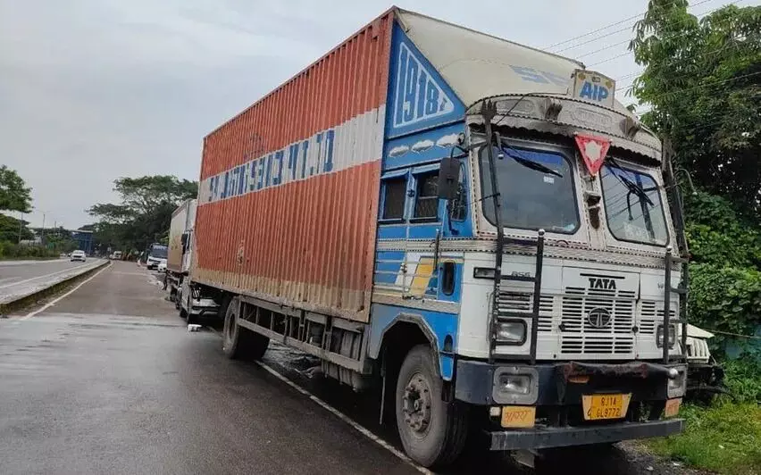 കൊച്ചിയിൽ കണ്ടെയ്നർ ലോറി പിടിയിൽ -കവർച്ചാ സംഘമെന്ന് സംശയം കൊച്ചിയിൽ കണ്ടെയ്നർ ലോറി പിടിയിൽ -കവർച്ചാ സംഘമെന്ന് സംശയം