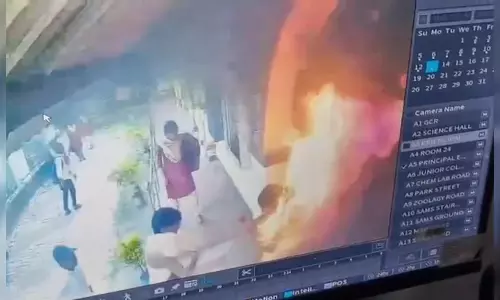 അധ്യാപകന്റെ പീഡനം; പ്രിന്‍സിപ്പലിന്റെ ഓഫിസിനുമുന്നില്‍ തീകൊളുത്തി മരിച്ച് വിദ്യാര്‍ഥിനി