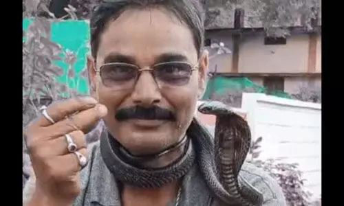 മൂര്ഖനെ കഴുത്തിലിട്ടു പോവുകയായിരുന്ന യുവാവ് പാമ്പുകടിയേറ്റു മരിച്ചു മൂര്ഖനെ കഴുത്തിലിട്ടു പോവുകയായിരുന്ന യുവാവ് പാമ്പുകടിയേറ്റു മരിച്ചു