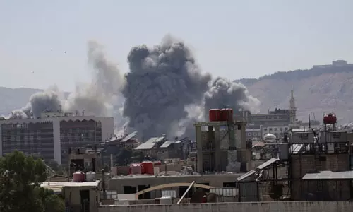 സിറിയയില്‍ വ്യോമാക്രമണം ശക്തമാക്കി ഇസ്രായേല്‍; പ്രസിഡന്റിന്റെ കൊട്ടാരത്തിന് നേരെയും ആക്രമണം (video)