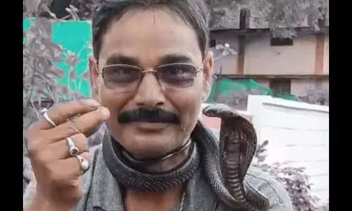 മൂര്‍ഖനെ കഴുത്തിലിട്ടു പോവുകയായിരുന്ന യുവാവ് പാമ്പുകടിയേറ്റു മരിച്ചു