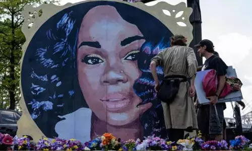 ആഫ്രിക്കന്‍ വംശജയെ വെടിവച്ചു കൊന്ന വെള്ളക്കാരനായ പോലിസുകാരന് ഒരു ദിവസം തടവ് മതിയെന്ന് യുഎസ് സര്‍ക്കാര്‍