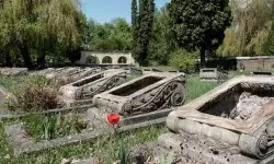 സോവിയറ്റ് സൈനികരുടെ ശവക്കല്ലറകള് മാന്തി യുക്രൈന് സോവിയറ്റ് സൈനികരുടെ ശവക്കല്ലറകള് മാന്തി യുക്രൈന്