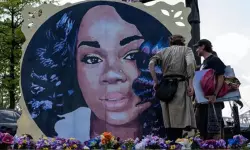 ആഫ്രിക്കന് വംശജയെ വെടിവച്ചു കൊന്ന വെള്ളക്കാരനായ പോലിസുകാരന് ഒരു ദിവസം തടവ് മതിയെന്ന് യുഎസ് സര്ക്കാര് ആഫ്രിക്കന് വംശജയെ വെടിവച്ചു കൊന്ന വെള്ളക്കാരനായ പോലിസുകാരന് ഒരു ദിവസം തടവ് മതിയെന്ന് യുഎസ് സര്ക്കാര്