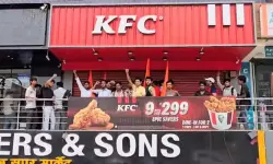 ശ്രാവണ മാസത്തില് മാംസാഹാരം വില്ക്കരുതെന്ന്; യുപിയില് കെഎഫ്സി പൂട്ടിച്ച് ഹിന്ദുത്വര് ശ്രാവണ മാസത്തില് മാംസാഹാരം വില്ക്കരുതെന്ന്; യുപിയില് കെഎഫ്സി പൂട്ടിച്ച് ഹിന്ദുത്വര്