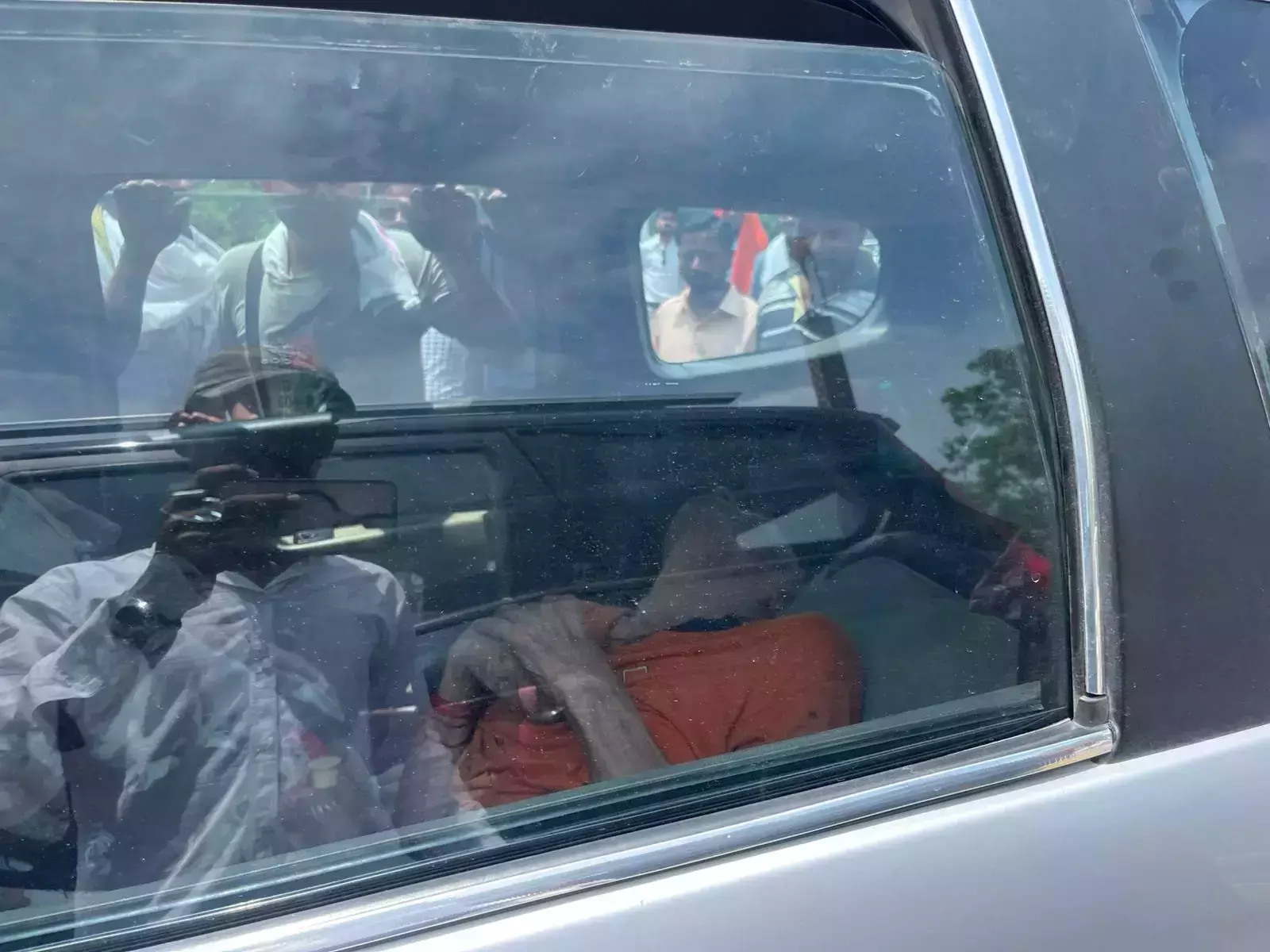 മനുഷ്യത്വം മരവിച്ചോ? പക്ഷാഘാതം ബാധിച്ച 80 കാരനെ കാറില് പൂട്ടിയിട്ട് കുടുംബം താജ്മഹല് കാണാന് പോയി; അതീവ ഗുരുതര നിലയില് വൃദ്ധന് (വീഡിയോ) മനുഷ്യത്വം മരവിച്ചോ? പക്ഷാഘാതം ബാധിച്ച 80 കാരനെ കാറില് പൂട്ടിയിട്ട് കുടുംബം താജ്മഹല് കാണാന് പോയി; അതീവ ഗുരുതര നിലയില് വൃദ്ധന് (വീഡിയോ)