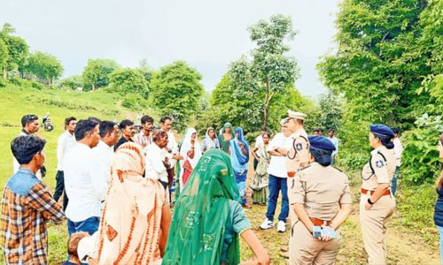 നാടുവിടാന് നിര്ബന്ധിതരായ 300 ആദിവാസികള് സ്വന്തം ഭൂമിയിലെത്തി; 11 വര്ഷത്തിന് ശേഷമാണ് തിരിച്ചുവരവ് നാടുവിടാന് നിര്ബന്ധിതരായ 300 ആദിവാസികള് സ്വന്തം ഭൂമിയിലെത്തി; 11 വര്ഷത്തിന് ശേഷമാണ് തിരിച്ചുവരവ്